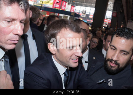 Der französische Präsident Emmanuel Längestrich besuche die 55. Internationale Landwirtschaftsmesse am Porte de Versailles Ausstellungszentrum in Paris. Stockfoto