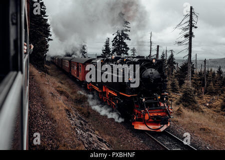 Dampflokomotive der Harzer Schmalspurbahn zum Brocken geht Stockfoto