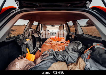 Über Nacht in den Kofferraum eines SUV Stockfoto