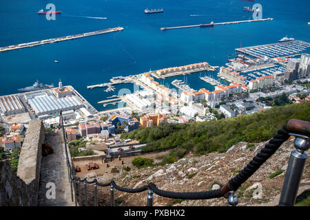 Die Stadt und den Hafen von Gibraltar aus gesehen, den Rock. Gibraltar ist ein Britisches Überseegebiet im südlichen Spanien. Stockfoto