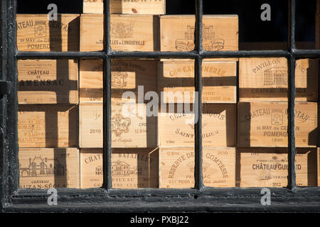 St James's Street, London. Chateau abgefülltes Fälle der feinen französischen Wein in Berry Bros & Rudd Fenster, Britains älteste Weinhandlung. Stockfoto