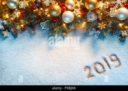 Weihnachten Tannenbaum mit Lichtern auf verschneiten Hintergrund. Frohe Weihnachten und guten Rutsch ins Neue Jahr!! Ansicht von oben. Stockfoto