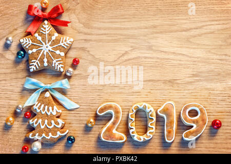 Frohe Weihnachten und ein glückliches neues Jahr! Hausgemachte Ingwer Cookies auf Holztisch. Kopieren Sie Platz für Ihren Text. Ansicht von oben. Weihnachten backen Konzept Stockfoto