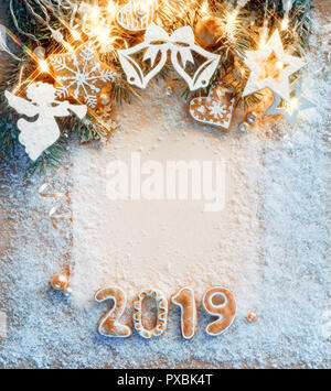 Weihnachten Tannenbaum mit Lichtern auf verschneiten Hintergrund. Frohe Weihnachten und guten Rutsch ins Neue Jahr!! Ansicht von oben. Stockfoto