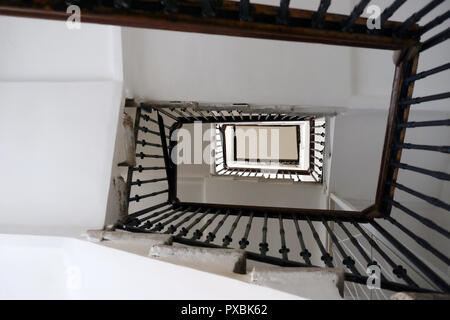 Treppenhäuser, Ansicht von unten. Treppe von oben in die Ferne zu gehen Stockfoto