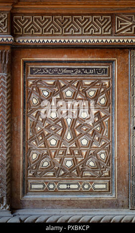 Sigle arabesque Schärpe eines alten Mamluk era Schrank mit geometrischen Verzierungen, Zeinab Khatoon, historisches Haus, Kairo, Ägypten Stockfoto