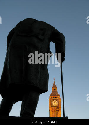 Silhouette von Winston Churchills Statue mit Big Ben in der Ferne. Stockfoto