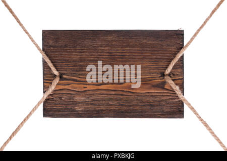 Alte hölzerne Tafel von dunklem Holz, hängen an Seilen. Auf weissem Hintergrund Stockfoto