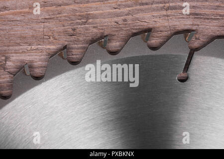 Close-up, Metall Kreissäge auf einer hölzernen Hintergrund Blade, Ansicht von oben Stockfoto