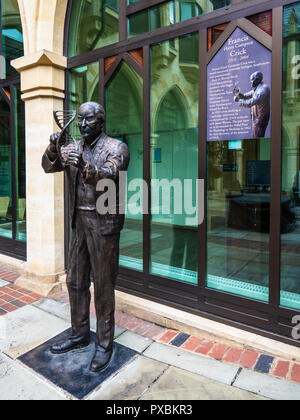 Francis Crick Statue Northampton Guildhall - Nobelpreisträger an der Northampton Town und Grafschaft Gymnasium ausgebildet. Bildhauer Richard Austin Stockfoto