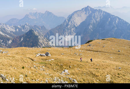 Bergpanorama über die Alpen mit zwei Menschen zu Fuß auf. Stockfoto