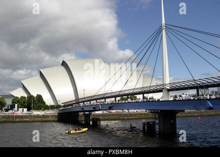 Diese Fußgängerbrücke überquert den Fluss Clyde Ende, auf der Nordseite, an der Clyde Auditorium, das ist eine Musik- und Veranstaltungszentrum, auch als das Gürteltier wegen seiner Form in Glasgow bekannt. Stockfoto