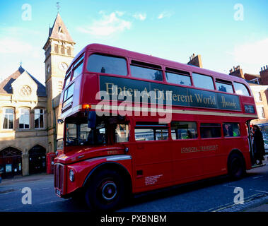 Wirksworth, UK. Okt, 2018 20. London Knight Bus Wirksworth wird Hogsmeade für den Tag wie dieser Stadt in verstecktes Juwel des Peak District feiert alle Sachen Harry Potter am 20. Oktober 2018 Credit: Doug Blane/Alamy leben Nachrichten Stockfoto
