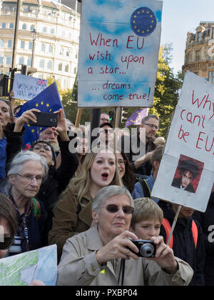 Alte und junge Aktivisten gegen Brexit Stockfoto