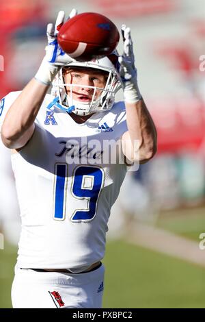 Oktober 20, 2018: Grant Sawyer #19 linebacker für Tulsa in seine Richtung geworfen sieht. Arkansas besiegt Tulsa 23-0 Donald W. Reynolds Stadion in Fayetteville, AR, Richey Miller/CSM Stockfoto