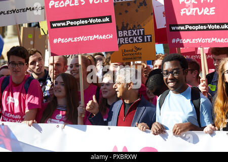 London, Großbritannien. Okt, 2018 20. Londoner Bürgermeister Sadiq Khan mit jungen Wählern bei der Abstimmung März durch das Zentrum von London. Credit: Kevin J. Frost-/Alamy leben Nachrichten Stockfoto