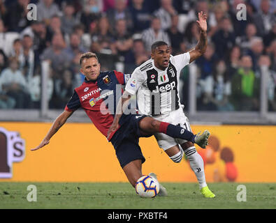 Turin, Italien. Okt, 2018 20. Juventus' Douglas Costa (R) Mias mit Genua Domenico Criscito während einer italienischen Serie ein Fußballspiel zwischen dem FC Juventus Turin und Genua, Turin, Italien, Okt. 20, 2018. Das Spiel endete 1-1. Credit: Alberto Lingria/Xinhua/Alamy leben Nachrichten Stockfoto