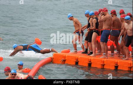 Hongkong, China. Okt, 2018 21. 000 Schwimmer in die jährliche Cross Harbour Race 2018 heute vormittag teilgenommen. Okt-21, 2018 Hong Kong. ZUMA/Liau Chung-ren Credit: Liau Chung-ren/ZUMA Draht/Alamy leben Nachrichten Stockfoto