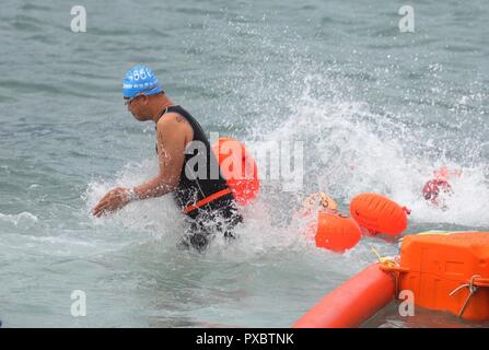 Hongkong, China. Okt, 2018 21. Schwimmer ein Sprung in den Victoria Harbour während der jährlichen Cross Harbour Race 2018 heute Morgen. Okt-21, 2018 Hong Kong. ZUMA/Liau Chung-ren Credit: Liau Chung-ren/ZUMA Draht/Alamy leben Nachrichten Stockfoto