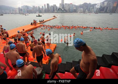 Hongkong, China. Okt, 2018 21. 000 Schwimmer in die jährliche Cross Harbour Race 2018 in Hongkong heute vormittag teilgenommen. Okt-21, 2018 Hong Kong. ZUMA/Liau Chung-ren Credit: Liau Chung-ren/ZUMA Draht/Alamy leben Nachrichten Stockfoto