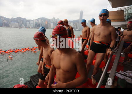 Hongkong, China. Okt, 2018 21. Die Bürger von Hongkong nahmen an der jährlichen Cross Harbour Race 2018 heute Morgen. Okt-21, 2018 Hong Kong. ZUMA/Liau Chung-ren Credit: Liau Chung-ren/ZUMA Draht/Alamy leben Nachrichten Stockfoto