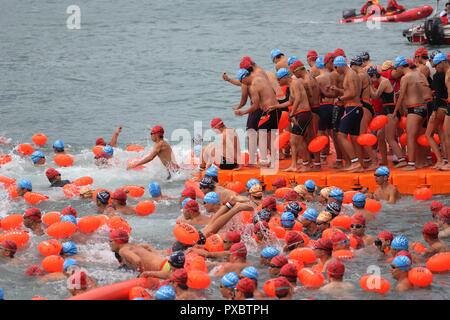 Hongkong, China. Okt, 2018 21. Tausend von Hong Kong Bürger nahmen an der jährlichen Cross Harbour Race 2018 heute Morgen. Okt-21, 2018 Hong Kong. ZUMA/Liau Chung-ren Credit: Liau Chung-ren/ZUMA Draht/Alamy leben Nachrichten Stockfoto