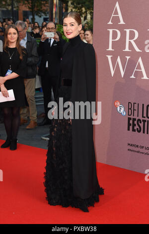 LONDON, GROSSBRITANNIEN. Oktober 20, 2018: Rosamund Pike an der London Film Festival screening' einer privaten Krieg" im Cineworld Leicester Square, London. Bild: Steve Vas/Featureflash Credit: Paul Smith/Alamy leben Nachrichten Stockfoto