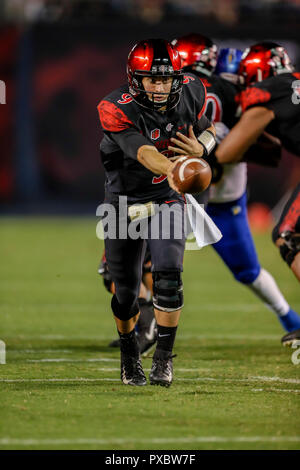 San Diego, Kalifornien, USA. Okt, 2018 20. San Diego State Azteken Quarterback Ryan Agnew (9) Die Übergabe der Kugel an SDCCU Stadion in San Diego, Kalifornien. Michael Cazares/Cal Sport Media/Alamy leben Nachrichten Stockfoto