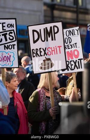 London, Großbritannien. Okt, 2018 20. Plakat von einer anti-Brexit Demonstrator im März statt am Samstag, den 20. Oktober 2018 in Central London zu protestieren gegen das Vereinigte Königreich die EU verlassen. Quelle: Michael Foley/Alamy leben Nachrichten Stockfoto