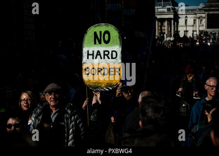 London, Großbritannien. Okt, 2018 20. Eine Demonstrantin hält ein Plakat gesehen keine harte Grenze während der März geschrieben. Mehr als fünf hundert tausend Menschen marschierten von Park Lane, Parliament Square in das, was gesagt ist die größte öffentliche Protest gegen Brexit werden so weit. Der März ist für einen Menschen auf der abschließenden Brexit deal inmitten wachsender Unterstützung von Abgeordneten aus allen politischen Parteien zu verlangen. Credit: SOPA Images Limited/Alamy leben Nachrichten Stockfoto