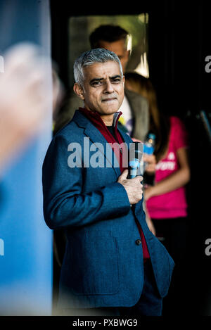 London, Großbritannien. Okt, 2018 20. Sadiq Khan, Bürgermeister von London gesehen Sprechen während der März. Mehr als fünf hundert tausend Menschen marschierten von Park Lane, Parliament Square in das, was gesagt ist die größte öffentliche Protest gegen Brexit werden so weit. Der März ist für einen Menschen auf der abschließenden Brexit deal inmitten wachsender Unterstützung von Abgeordneten aus allen politischen Parteien zu verlangen. Credit: SOPA Images Limited/Alamy leben Nachrichten Stockfoto