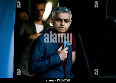 London, Großbritannien. Okt, 2018 20. Sadiq Khan, Bürgermeister von London gesehen Sprechen während der März. Mehr als fünf hundert tausend Menschen marschierten von Park Lane, Parliament Square in das, was gesagt ist die größte öffentliche Protest gegen Brexit werden so weit. Der März ist für einen Menschen auf der abschließenden Brexit deal inmitten wachsender Unterstützung von Abgeordneten aus allen politischen Parteien zu verlangen. Credit: SOPA Images Limited/Alamy leben Nachrichten Stockfoto