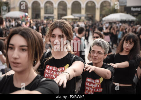 Athen, Griechenland. Okt, 2018 20. Frauen gesehen werden die Teilnehmenden während der 5. Für die Freiheit 2018 in Athen, ein Ereignis, das zielt darauf ab, das Bewusstsein über den Menschenhandel zu verbreiten und die Leute wissen zu lassen, dass Sklaverei noch existiert. Credit: SOPA Images Limited/Alamy leben Nachrichten Stockfoto