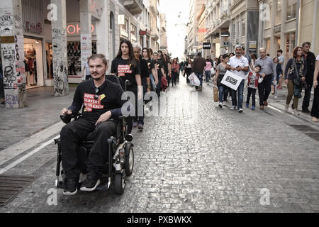 Athen, Griechenland. Okt, 2018 20. ? Behinderte Menschen während der 5. Zu Fuß für die Freiheit 2018 in Athen, ein Ereignis, das zielt darauf ab, das Bewusstsein über den Menschenhandel zu verbreiten und die Leute wissen zu lassen, dass Sklaverei immer noch existiert. Credit: SOPA Images Limited/Alamy leben Nachrichten Stockfoto