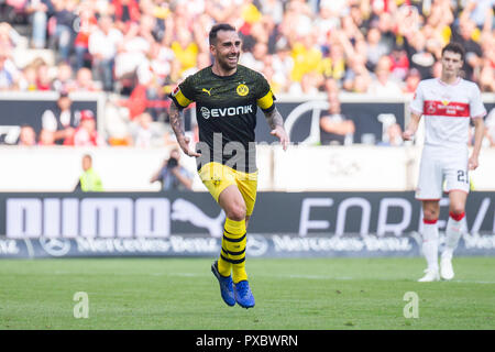 Stuttgart, Deutschland. Okt, 2018 20. Dortmunder Paco Alcacer (L) feiert zählen während einer Deutschen Bundesligaspiel zwischen dem VfB Stuttgart und Borussia Dortmund, in Stuttgart, Deutschland, am Okt. 20, 2018. Dortmund gewann 4-0. Credit: Kevin Voigt/Xinhua/Alamy leben Nachrichten Stockfoto