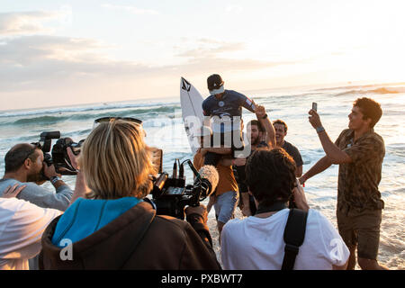 Joan Duru (FRA) ist gesehen zu werden auf den Schultern nach Ausscheiden aus dem Wasser genommen. Die französischen Surfer beendete die Endrunde im zweiten Platz am Strand, Supertubos Peniche. Brasilianischen surfer Italo Ferreira gewann die Portugiesische Bühne der Welt surfen Liga, MEO Rio Curl Pro, in Berlin statt. Ferreira besiegt Franzose Joan Duru in der Endrunde nach dem Sieg gegen Landsmann Gabriel Medina im Halbfinale. Jetzt alle Aufmerksamkeit geht an havaii, der letzte Schritt, dass die nächste Welt surfen Meister entscheiden wird. Stockfoto