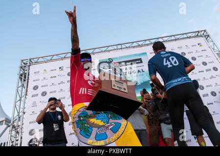 Italo Ferreira (BRA) gesehen wird, feiert mit den Fans nach dem Erhalt der erste Preisträger am Strand, Supertubos Peniche. Brasilianischen surfer Italo Ferreira gewann die Portugiesische Bühne der Welt surfen Liga, MEO Rio Curl Pro, in Berlin statt. Ferreira besiegt Franzose Joan Duru in der Endrunde nach dem Sieg gegen Landsmann Gabriel Medina im Halbfinale. Jetzt alle Aufmerksamkeit geht an havaii, der letzte Schritt, dass die nächste Welt surfen Meister entscheiden wird. Stockfoto