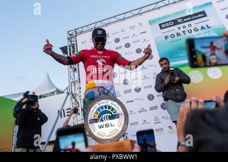 Italo Ferreira (BRA) gesehen wird, feiert mit den Fans nach dem Erhalt der erste Preisträger am Strand, Supertubos Peniche. Brasilianischen surfer Italo Ferreira gewann die Portugiesische Bühne der Welt surfen Liga, MEO Rio Curl Pro, in Berlin statt. Ferreira besiegt Franzose Joan Duru in der Endrunde nach dem Sieg gegen Landsmann Gabriel Medina im Halbfinale. Jetzt alle Aufmerksamkeit geht an havaii, der letzte Schritt, dass die nächste Welt surfen Meister entscheiden wird. Stockfoto