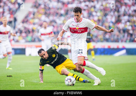 Stuttgart, Deutschland. Okt, 2018 20. Der Stuttgarter Benjamin Pavard (R) Mias mit Dortmunder Paco Alcacer während eines Deutschen Bundesligaspiel zwischen dem VfB Stuttgart und Borussia Dortmund in Stuttgart, Deutschland, am Okt. 20, 2018. Dortmund gewann 4-0. Credit: Kevin Voigt/Xinhua/Alamy leben Nachrichten Stockfoto