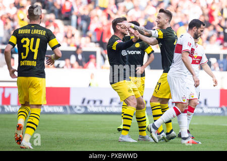 Stuttgart, Deutschland. Okt, 2018 20. Dortmunder Marco Reus (3. R) feiert Zählen mit Mannschaftskameraden während eines Deutschen Bundesligaspiel zwischen dem VfB Stuttgart und Borussia Dortmund, in Stuttgart, Deutschland, am Okt. 20, 2018. Dortmund gewann 4-0. Credit: Kevin Voigt/Xinhua/Alamy leben Nachrichten Stockfoto