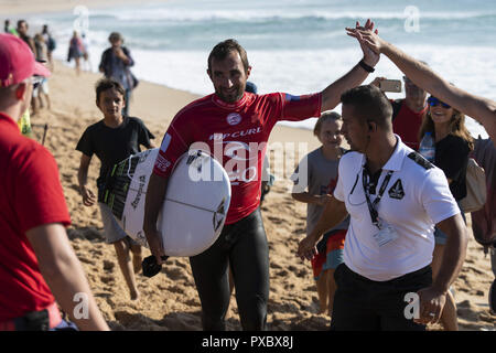 Peniche, Portugal. Okt, 2018 20. Joan Duru (FRA) gesehen wird, aus dem Wasser am Strand, Supertubos Peniche. Brasilianischen surfer Italo Ferreira die Portugiesische Bühne der Welt surfen Liga, MEO Rio Curl Pro, in Peniche gewonnen. Ferreira besiegt Franzose Joan Duru in der Endrunde nach dem Sieg gegen Landsmann Gabriel Medina im Halbfinale. Jetzt alle Aufmerksamkeit geht an havaii, der letzte Schritt, dass die nächste Welt surfen Meister entscheiden wird. Quelle: Hugo Amaral/SOPA Images/ZUMA Draht/Alamy leben Nachrichten Stockfoto