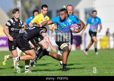 Parma, Italien. 20. Oktober, 2018. Die flanker Zebre Jimmy Tuivaiti hält den Ball weg von Bären Verteidigung in europäischen Rugby Challenge Cup Runde 2 © Luca Sighinolfi/Alamy leben Nachrichten Stockfoto