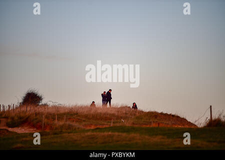 Eastbourne, Großbritannien. Okt, 2018 20. Besucher genießen den Sonnenuntergang von Beachy Head heute Abend nach einem anderen Tag im warmen sonnigen Wetter an der Südküste: Simon Dack/Alamy leben Nachrichten Stockfoto