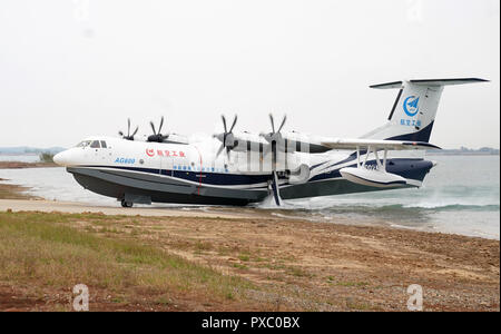 Peking, der chinesischen Provinz Hubei. Okt, 2018 20. Die amphibischen AG 600, Codename Kunlong, bewegt sich in Richtung Boden nach der Landung auf der Wasseroberfläche eines Stausees bei Zhanghe Flughafen in Jingmen, der Central China Provinz Hubei, am Okt. 20, 2018. Credit: Cheng Min/Xinhua/Alamy leben Nachrichten Stockfoto