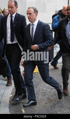 London, UK, 21. Oktober 2018. Dominic Raab, Staatssekretär für den Austritt aus der Europäischen Union, gesehen beim Verlassen der BBC-Studios in London. Stockfoto