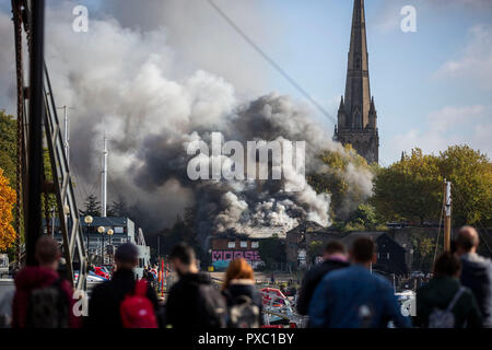 Bristol, UK. Okt, 2018 21. Feuerwehr bekämpfen Ein großes Lager Feuer im Zentrum von Bristol, 21. Oktober 2018. Quelle: Adam Gasson/Alamy leben Nachrichten Stockfoto