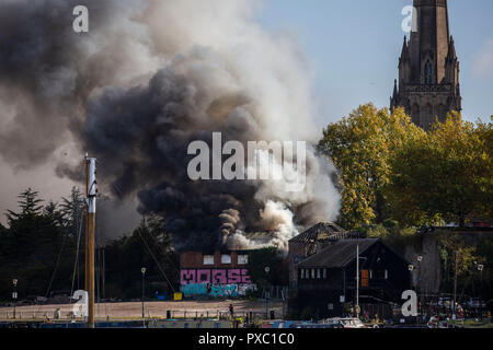 Bristol, UK. Okt, 2018 21. Feuerwehr bekämpfen Ein großes Lager Feuer im Zentrum von Bristol, 21. Oktober 2018. Quelle: Adam Gasson/Alamy leben Nachrichten Stockfoto