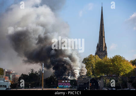 Bristol, UK. Okt, 2018 21. Feuerwehr bekämpfen Ein großes Lager Feuer im Zentrum von Bristol, 21. Oktober 2018. Quelle: Adam Gasson/Alamy leben Nachrichten Stockfoto