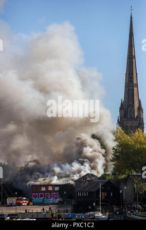 Bristol, UK. Okt, 2018 21. Feuerwehr bekämpfen Ein großes Lager Feuer im Zentrum von Bristol, 21. Oktober 2018. Quelle: Adam Gasson/Alamy leben Nachrichten Stockfoto