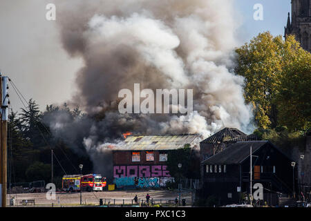 Bristol, UK. Okt, 2018 21. Feuerwehr bekämpfen Ein großes Lager Feuer im Zentrum von Bristol, 21. Oktober 2018. Quelle: Adam Gasson/Alamy leben Nachrichten Stockfoto